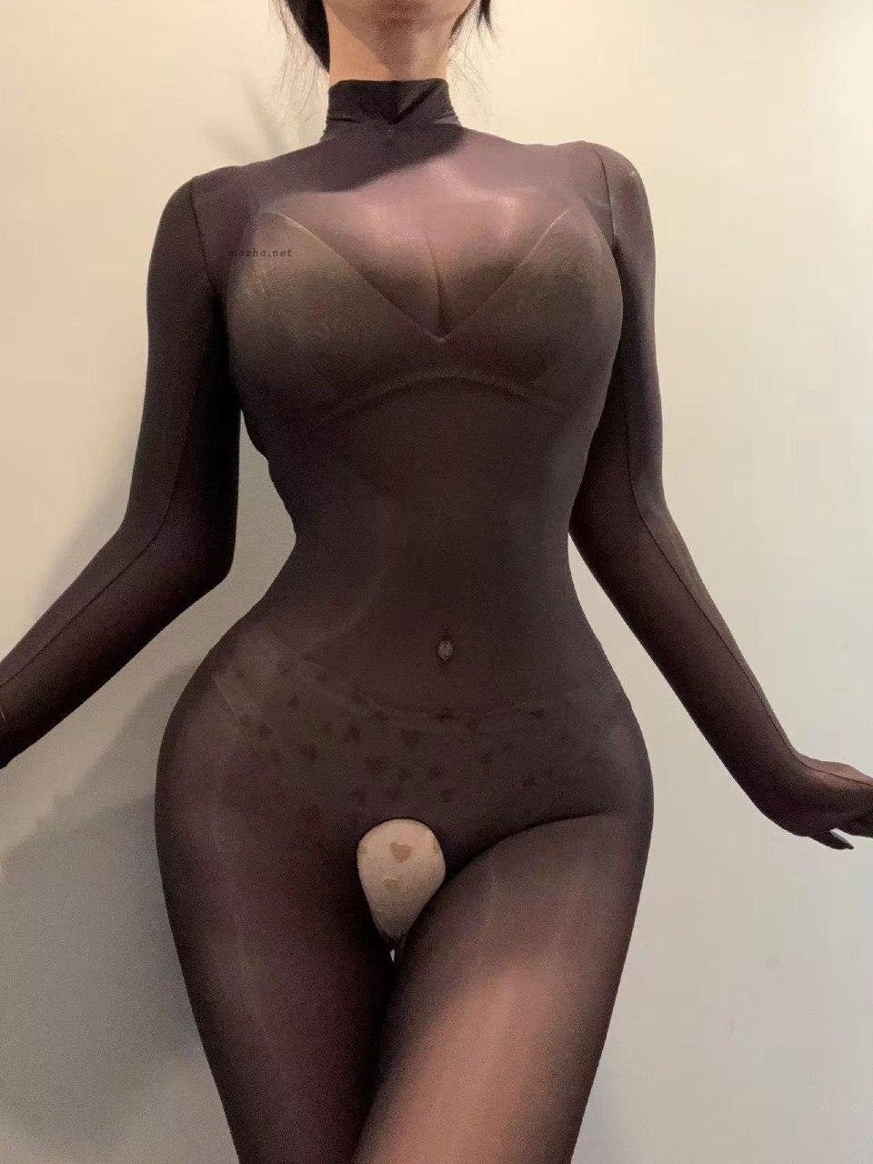 不爱笑的赛琳 – 透视的开档连体衣【15P】